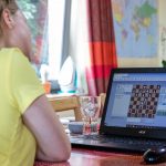women-playing-chess
